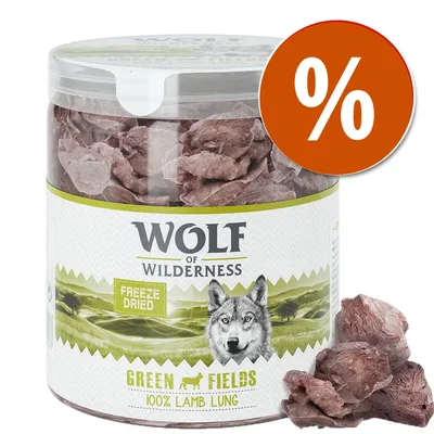 Embalagem de Wolf of Wilderness Green Fields 100% Lamb Lung, pedaços liofilizados visíveis, texto 'Freeze Dried', destaque promocional com símbolo de percentagem.