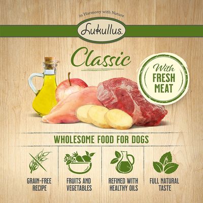 Lukullus Classic hondenvoer, met zichtbaar vlees, aardappel, appel en olie. Tekst: With fresh meat, wholesome food for dogs, grain-free recipe, fruits and vegetables, refined with healthy oils, full natural taste.