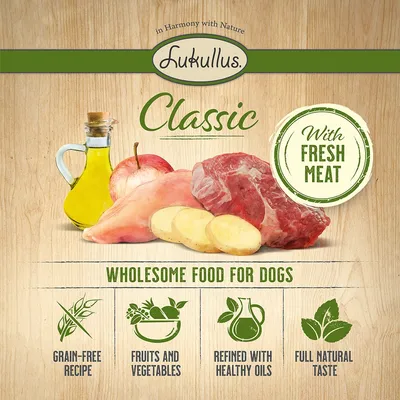 Lukullus Classic hondenvoer, met zichtbaar vlees, aardappel, appel en olie. Tekst: With fresh meat, wholesome food for dogs, grain-free recipe, fruits and vegetables, refined with healthy oils, full natural taste.