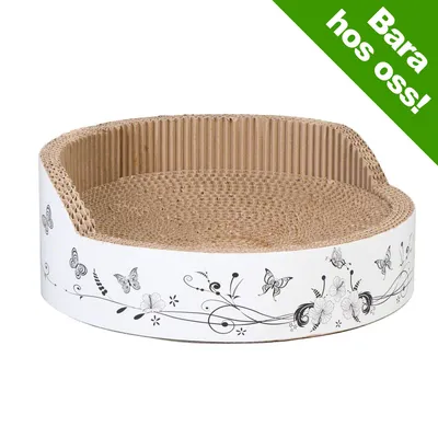 Rund klösbräda i wellpapp med vit kant och svarta fjärils- och blommotiv. Grön ruta med texten 'Bara hos oss!' uppe till höger.