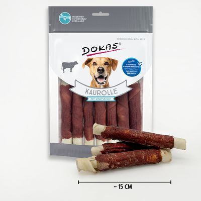 Dokas Kaurolle met rundvlees, verpakking met meerdere kauwrollen zichtbaar, tekst: 'Kaurolle mit Rindfleisch', lengte per rol circa 15 cm.
