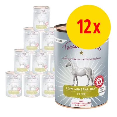 Lot de 12 boîtes Terra Canis Low Mineral Diät Pferd, étiquette avec cheval, mention alimentum veterinarium et 100 % lebensmittelqualität aller rohstoffe. Badge struvitsteine & harngrieß.