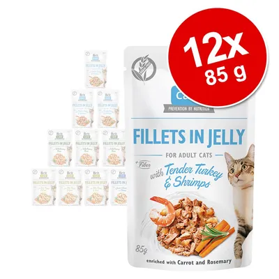 Brit Care Fillets in Jelly pro dospělé kočky, s krůtím masem a krevetami, obohacené o mrkev a rozmarýn, 12×85 g. Viditelný obrázek porce a kočky na obalu.