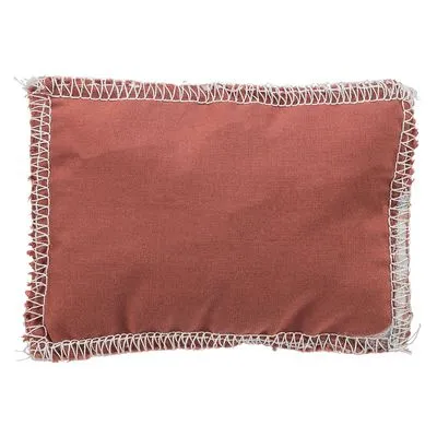 Rechthoekig kussen van stof met zichtbare witte stiksels langs de randen, effen roodbruin van kleur, geen merknaam of tekst zichtbaar.