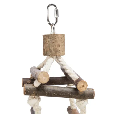 Jouet suspendu en bois et corde avec mousqueton métallique, composé de rondins et d’un cylindre en bois reliés par des cordes torsadées blanches.