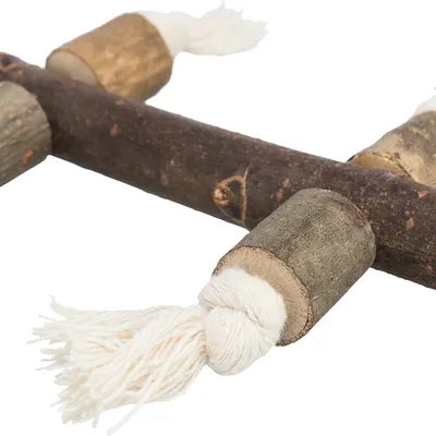 Jouet composé de bâtons en bois naturel assemblés, avec des cordes blanches nouées à chaque extrémité. Matériaux visibles : bois et corde.
