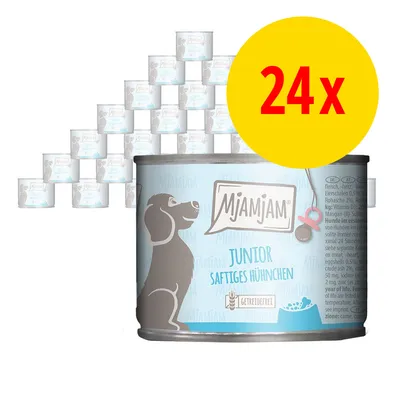 Lot de 24 boîtes MjAMjAM Junior Saftiges Hühnchen, illustration de chien sur l’étiquette, mention « getreidefrei » visible. Texte en allemand sur la boîte.