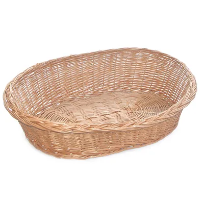 Owalny kosz z plecionego drewna naturalnego, odpowiedni jako miejsce do spania lub do przechowywania.