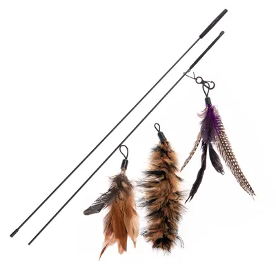 Deux baguettes noires avec trois jouets suspendus en plumes marron, noires et violettes, accessoires interchangeables visibles sur fond blanc.