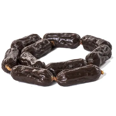 Верига от девет тъмнокафяви наденици, свързани с връв, разположени в кръг върху бял фон. Видим е само продуктът без опаковка или маркировки. Верига от девет тъмнокафяви наденици, свързани с връв, разположени в кръг върху бял фон. Видим е само продуктът без опаковка или маркировки.