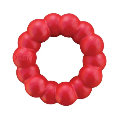 Czerwony pierścień do zabawy KONG z wytrzymałego materiału z wytłoczonym logo KONG.