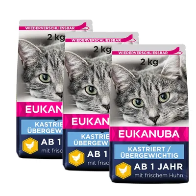 Trois paquets de croquettes Eukanuba 2 kg, texte visible : KASTRIERT/ÜBERGEWICHTIG, AB 1 JAHR, mit frischem Huhn. Photo d’un chat gris sur chaque paquet.