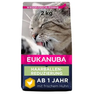 EUKANUBA kattenvoer 2 kg, haarballen-reductie, ab 1 Jahr, mit frischem Huhn. Tekst deels in het Duits zichtbaar op de verpakking.