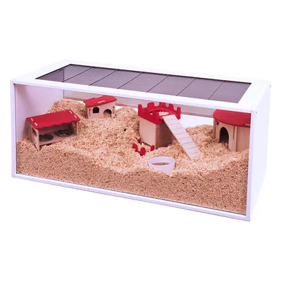 Hamstergehege mit Holzspielzeug, rotem Schloss, Brücke, Häuschen und Futterschale auf Einstreu. Gehäuse aus weißem Rahmen mit Gitterabdeckung.