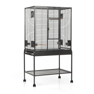 Vogelkooi van metaal op wielen, met horizontale en verticale spijlen, meerdere zitstokken, voerbakken en een groot deurtje aan de voorkant. Onderin metalen rooster als opbergrek.