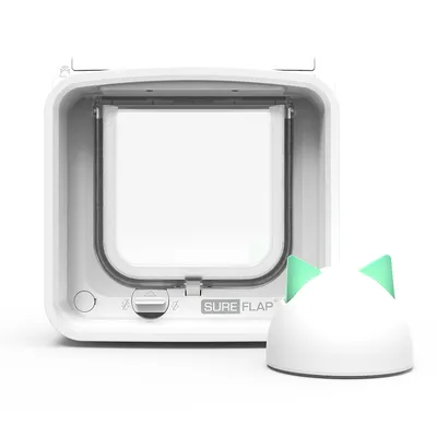 SureFlap mikrochip-kattelem i hvid med kontrolenhed. Synlig: låsekontakt og SureFlap-logo.