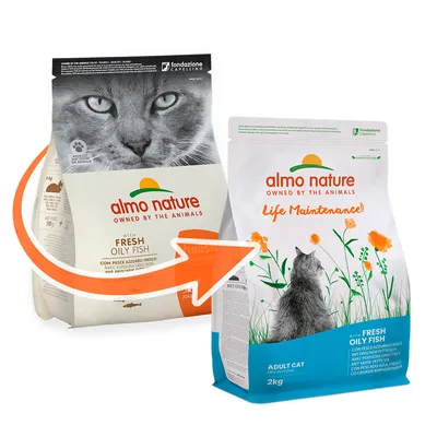 Dvě balení krmiva almo nature pro kočky: původní s textem 'WITH FRESH OILY FISH' a nové s textem 'Life Maintenance', 'ADULT CAT', '2kg', šipka ukazuje změnu obalu.