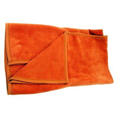 Opgevouwen oranje fleece deken, zichtbaar zachte stof en gestikte randen.
