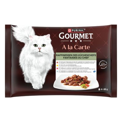 Purina Gourmet A la Carte Keittiömestarin herkut, 4 x 85 g. Lajikkeet: Ankka tomaattien ja oliivien kera, Siipikarja, Taimen kesäkurpitsan ja riisin kera, Sardiini oliivien ja tomaattien kera.