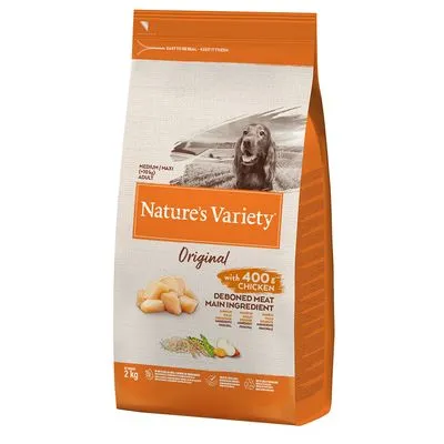 Zak Nature's Variety Original hondenvoer, 2 kg, met 400 g kip als hoofdingrediënt. Tekst: 'Deboned meat main ingredient'. Afbeeldingen van kipstukjes, rijst en groenten op de verpakking.