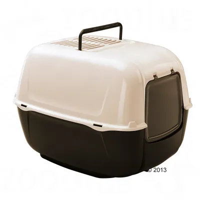 Caja de transporte o arenero cubierto para gatos, de plástico negro y blanco, con puerta abatible y asa superior visible.