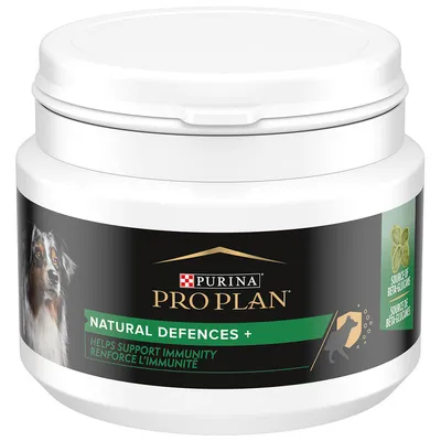 Pot Purina Pro Plan Natural Defences+, texte visible : Helps support immunity, renforce l’immunité, source de bêta-glucanes, image d’un chien et croquettes sur l’étiquette.