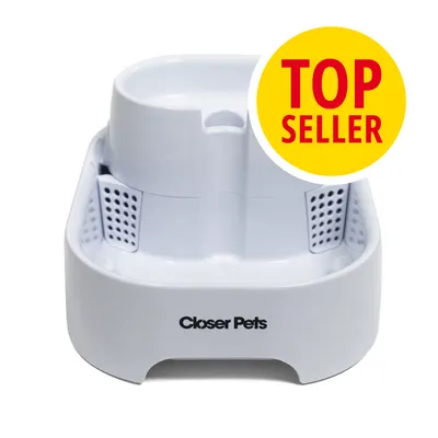 Fuente de agua blanca Closer Pets con texto destacado 'TOP SELLER' en círculo amarillo y rojo. Fuente de agua blanca Closer Pets con texto destacado 'TOP SELLER' en círculo amarillo y rojo.