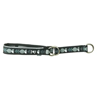 Schwarzes Halsband mit reflektierenden geometrischen Mustern, zwei Metallringen und Pfotenabdruck-Logo sichtbar.