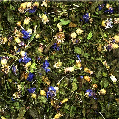 Närbild av torkade örter och blommor, inklusive gröna blad samt blå och gula blommor. Visar ingredienser i en produkt. Närbild av torkade örter och blommor, inklusive gröna blad samt blå och gula blommor. Visar ingredienser i en produkt.
