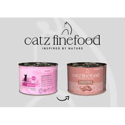 catz finefood Classic jahňacie a kôň, vľavo staré balenie, vpravo nové balenie: jahňacie a kôň s cuketou a paradajkami. Obe konzervy sú zobrazené vedľa seba.