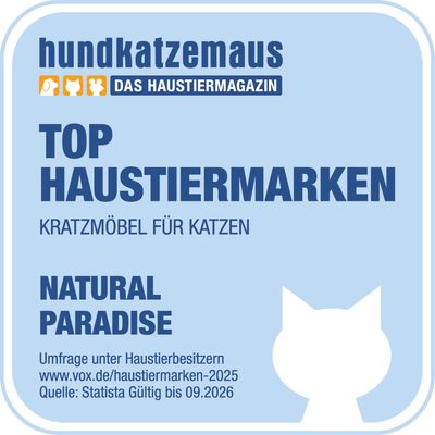 Kratzbaum aus Holz mit drei Ebenen, Sisal-Kratzsäule und gepolsterten Liegeflächen. Integriertes Spielzeug an der oberen Ebene.