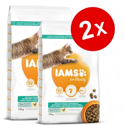 Lot de 2 sacs IAMS for Vitality pour chats stérilisés, 10 kg chacun, visible : croquettes, poulet, 1+ ans, teneur réduite en matières grasses, image d’un chat tigré sur l’emballage.