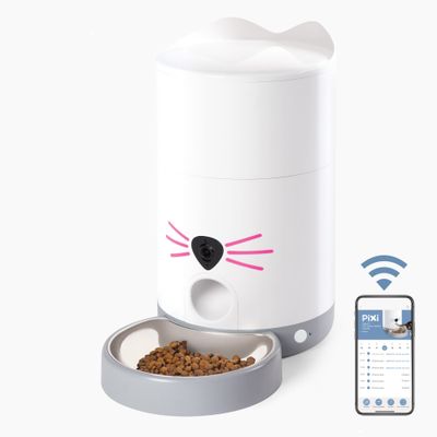 Automatisk foderautomat med kamera, WiFi-symbol og smartphone-app-styring. Foderskål med tørfoder synlig.