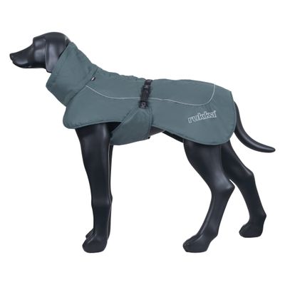 Hundemantel in Grau mit Verschluss und reflektierender Paspel, auf einem schwarzen Hundemodell präsentiert. Markenname rukka sichtbar.