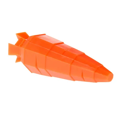 Jouet en forme de carotte, orange, avec surface texturée et angles marqués, matériau plastique visible.