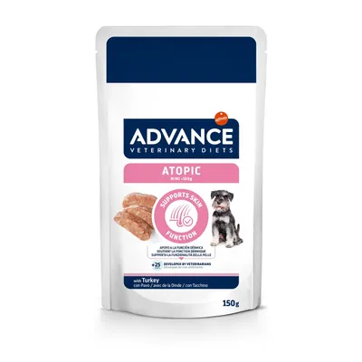 Advance Veterinary Diets Atopic Mini <10 kg con pavo, 150 g. Apoya la función dérmica. Imagen de comida húmeda y perro pequeño. Texto: Supports skin function, desarrollado por veterinarios.
