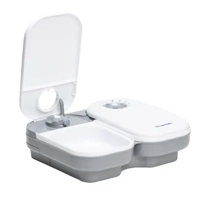 Automatski hranilica s dva odjeljka, bijelo-siva, jedan poklopac otvoren, vidljiv mehanički timer i natpis 'Cat Mate' na desnom poklopcu. Automatski hranilica s dva odjeljka, bijelo-siva, jedan poklopac otvoren, vidljiv mehanički timer i natpis 'Cat Mate' na desnom poklopcu.