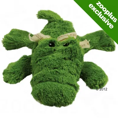 Pluche hondenspeelgoed in de vorm van een krokodil, groen met stoffen labels. Bovenhoek: 'zooplus exclusive' in wit op groene achtergrond.