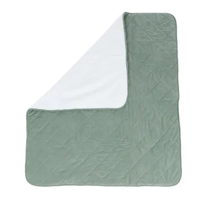 Couverture matelassée rectangulaire, face supérieure verte et face intérieure blanche, coin replié pour montrer les deux côtés. Matière textile visible. Couverture matelassée rectangulaire, face supérieure verte et face intérieure blanche, coin replié pour montrer les deux côtés. Matière textile visible.