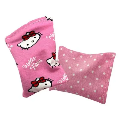 Twee roze stoffen kussentjes, één met Hello Kitty-gezichten en tekst 'Hello Kitty', de ander met witte stippen. Beide van textiel, geen andere materialen zichtbaar. Twee roze stoffen kussentjes, één met Hello Kitty-gezichten en tekst 'Hello Kitty', de ander met witte stippen. Beide van textiel, geen andere materialen zichtbaar.