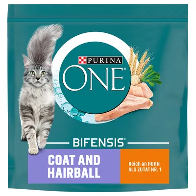 Purina ONE Bifensis Coat and Hairball kattmat, synlig text: 'Coat and Hairball', 'Reich an HUHN ALS ZUTAT NR. 1', bild på katt, kyckling, vete och persilja.