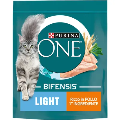 Confezione Purina ONE Bifensis Light per gatti, visibile scritta 'Ricco in POLLO 1° INGREDIENTE', immagine di gatto grigio e ingredienti pollo, cereali e verdure.