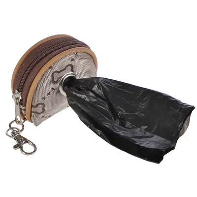 Pochette en tissu avec motifs d’os, fermeture éclair et mousqueton, contenant un rouleau de sacs noirs visibles sortant par l’ouverture.