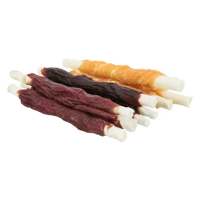 Mehrere Kausnacks in Stangenform, umwickelt mit getrocknetem Fleisch in verschiedenen Farben, auf weißem Hintergrund.