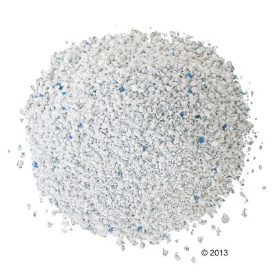 Lähikuva valkoisesta kissanhiekasta, jossa on sinisiä rakeita, © 2013.