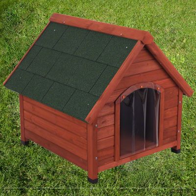 Cuccia per cani in legno con tetto a due falde verdi e ingresso dotato di tendina trasparente, posizionata su prato.