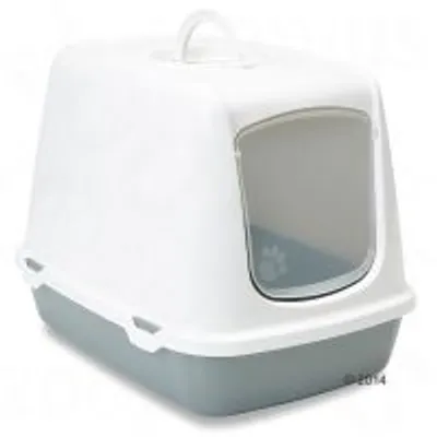 Toilette per gatti in plastica con coperchio bianco, base grigia e sportello trasparente. Maniglia visibile sulla parte superiore. Toilette per gatti in plastica con coperchio bianco, base grigia e sportello trasparente. Maniglia visibile sulla parte superiore.