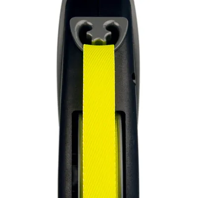 Gros plan sur une laisse rétractable noire avec sangle jaune fluo visible au centre du boîtier en plastique.