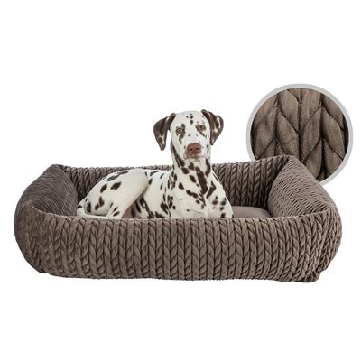 Brązowe legowisko dla psa z plecionym wzorem, dalmatyńczyk leży w środku. Powiększony fragment pokazuje strukturę materiału.