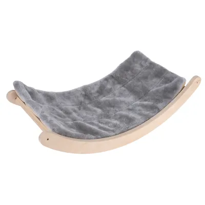 Houpací pelíšek s dřevěnou konstrukcí a šedým plyšovým potahem, bez viditelné značky nebo textu. Houpací pelíšek s dřevěnou konstrukcí a šedým plyšovým potahem, bez viditelné značky nebo textu.